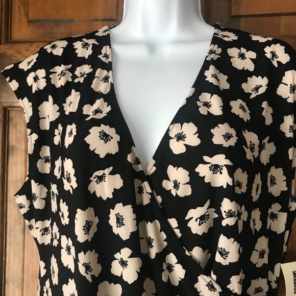 NWT Anne Klein Black w/Ivory Scattered Flowers Deep V Dress Size 14 - Picture 3 of 15